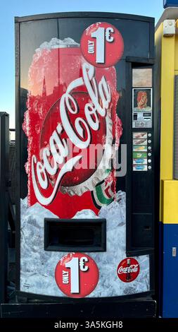 Coca-Cola-Automat an der Küste von Costa Adeje bei Playa de Fanabe. Teneriffa, Kanarische Inseln, Spanien. Januar 2025. Stockfoto