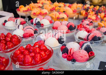 Sehr präzise handgefertigte Kerzen in Form von Desserts und Süßigkeiten Stockfoto