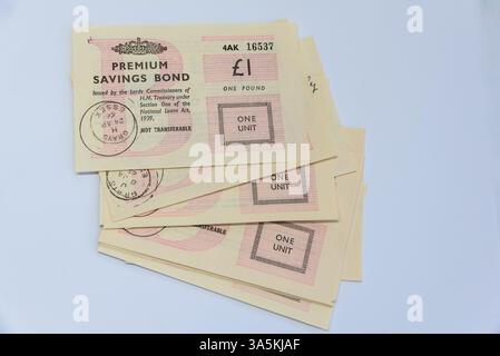 Alte Premium Bonds, Premium-Sparanleihen aus den 1960er Jahren, ausgegeben in Grays, Essex, Großbritannien. Premium Bonds ist ein von der Regierung organisiertes Lotterieanleihen Stockfoto