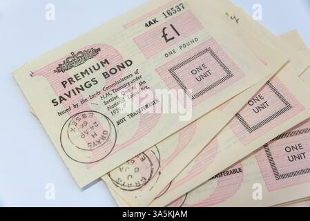 Alte Premium Bonds, Premium-Sparanleihen aus den 1960er Jahren, ausgegeben in Grays, Essex, Großbritannien. Premium Bonds ist ein von der Regierung organisiertes Lotterieanleihen Stockfoto