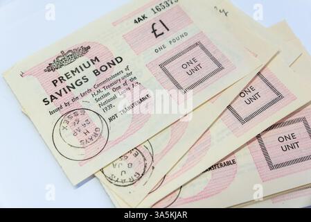 Alte Premium Bonds, Premium-Sparanleihen aus den 1960er Jahren, ausgegeben in Grays, Essex, Großbritannien. Premium Bonds ist ein von der Regierung organisiertes Lotterieanleihen Stockfoto