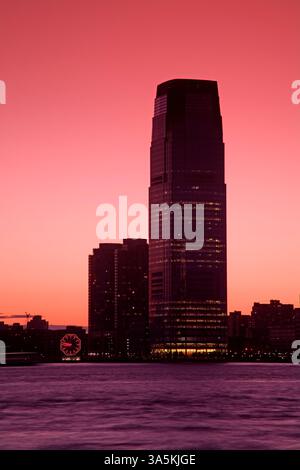 Goldman Sachs Tower in Jersey City von Lower Manhattan, New York City, New York, USA aus gesehen Stockfoto