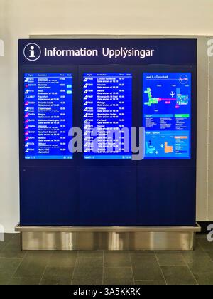Keflavik, Island 23. Juni 2024, elektronische Informationstafel mit ankommenden und abfliegenden Flügen, Zeiten, Gates und Flughafenkarte in Keflavik Int Stockfoto