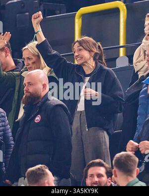 Dortmund, Deutschland. März 2025. Lena Wurzenberger, Freundin von Julian Nagelsmann, Trainer DFB, feiert im Spiel der UEFA Nations League 2025 DEUTSCHLAND - ITALIEN in der Saison 2024/2025 am 23. März 2025 in Dortmund. Fotograf: ddp Images/STAR-Images Credit: ddp Media GmbH/Alamy Live News Stockfoto