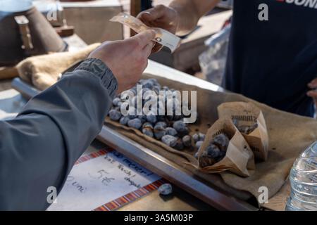 Essen auf einem geschäftigen Markt oder auf einem Messegelände kaufen Stockfoto
