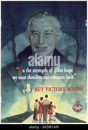 Dieses Poster aus der Zeit des Zweiten Weltkriegs zeigt den FDR, der vom Himmel auf eine Familie neben einem Grab blickt. Er betont, wie wichtig es ist, die Kriegsanstrengungen durch den Kauf von Siegesanleihen zu unterstützen, um die nationale Stärke zu sichern. Stockfoto