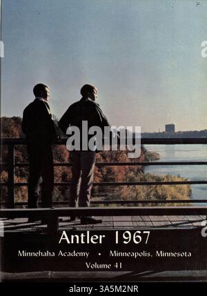 Die 1967 erschienene Ausgabe des Antler Jahrbuchs dokumentiert das Leben an der Minnehaha Academy während des Schuljahres 1966-1967 und zeigt Schüler, Dozenten, Schulvereine und sportliche Leistungen. Stockfoto