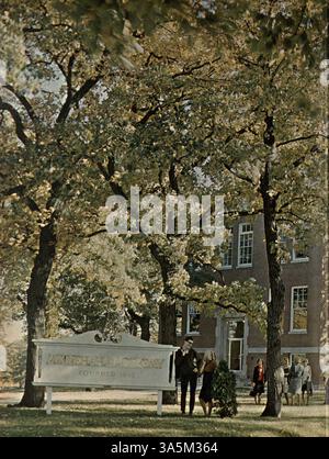 Das Jahresbuch 1967 Antler von der Minnehaha Academy beleuchtet die Leistungen der Schüler, den Erfolg von Sportteams und wichtige akademische Veranstaltungen im Schuljahr 1966-1967. Stockfoto
