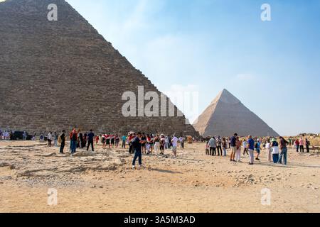 18.10.24 Gizeh, Ägypten: Sehenswürdigkeiten rund um die Pyramiden von Chephren und Cheops, Kairo, Ägypten. Blick auf Kairo Stockfoto