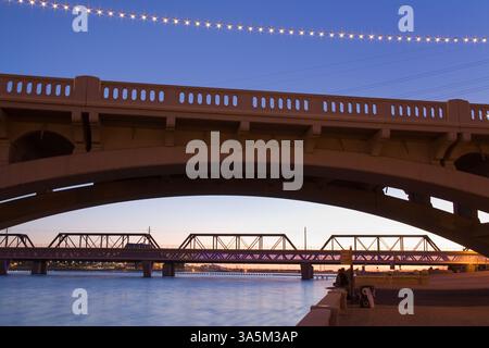 Stadtsee & Mill Avenue Bridge, Tempe, größere Phoenix Bereich, Arizona, USA Stockfoto