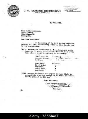 Protokoll der Sitzungen des Verwaltungsrats der Minneapolis Public Library 1926, in dem Entscheidungen über die Unternehmensführung und den Bibliotheksbetrieb dokumentiert werden. Stockfoto