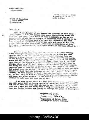 Protokoll der Sitzungen des Verwaltungsrats der öffentlichen Bibliothek von Minneapolis im Jahr 1926, in dem Entscheidungen und Maßnahmen im Bereich des Bibliotheksmanagements und des öffentlichen Dienstes dokumentiert werden. Stockfoto