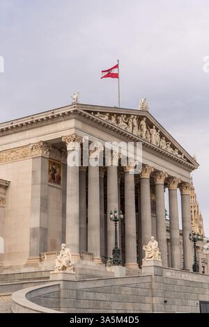 22.02.2025, Wien, österreichisches Parlamentsgebäude, das neoklassizistische Architektur in Wien zeigt, verfügt über eine kunstvolle Fassade mit Statuen während das aus Stockfoto