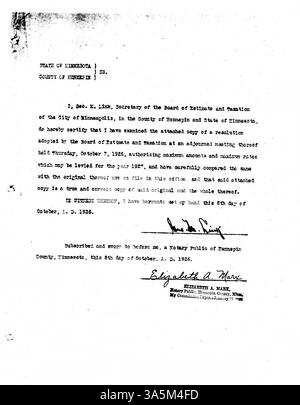 Minuten von den Sitzungen des Verwaltungsrats der Minneapolis Public Library 1926, in denen politische Entscheidungen, operative Strategien und Initiativen des Gemeindedienstes dokumentiert werden. Stockfoto