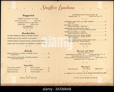 Ein farbig gedrucktes Mittagsmenü von Stouffer's, das eine Auswahl an Sandwiches, Salaten, Hauptgerichten und Desserts hervorhebt und die Speisemöglichkeiten des Restaurants präsentiert. Stockfoto