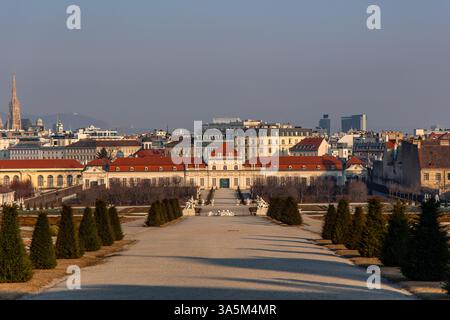 22.02.2025, Wien, Schloss Unteres Belvedere und Gärten in Wien, Österreich, sonnig an einem Wintertag, mit der Votivkirche und dem Skylin der Stadt Stockfoto
