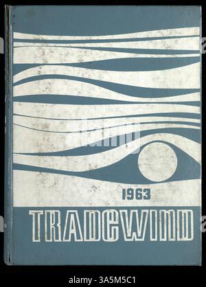 Das Berufsjahrbuch 1963 von Tradewind beleuchtet die Aktivitäten der Schüler, darunter Vereine, Leichtathletik und akademische Veranstaltungen aus dem Schuljahr 1962-1963. Es betont auch die afroamerikanische Geschichte und zeigt die kulturellen und pädagogischen Beiträge afroamerikanischer Studenten während dieser Zeit. Stockfoto