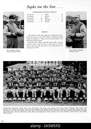 Das Jahrbuch 1963 von Tradewind erfasst die Beteiligung der Schüler an Akademikern, Leichtathletik und Vereinen während des Studienjahres 1962-1963. Sie hebt auch die Beiträge afroamerikanischer Schüler zur pädagogischen und kulturellen Entwicklung der Schule hervor. Stockfoto