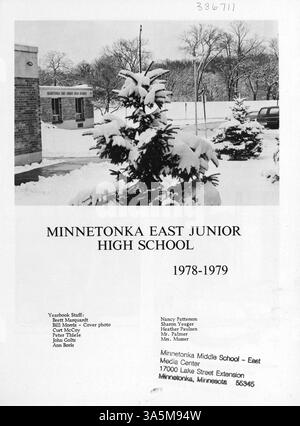 Das Jahrbuch 1979 von Minnetonka East Jr. High bietet einen Überblick über die Höhepunkte des Schuljahres mit Schülern, Lehrkräften, Leichtathletik und anderen Aktivitäten. Stockfoto