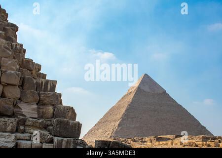Berühmte große Pyramiden von Chephren und Cheops, Kairo, Ägypten. Zwei der drei Großen Pyramiden, Pyramidenkomplex von Gizeh (Nekropolis von Gizeh) Stockfoto