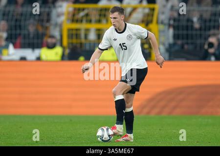 Dortmund, Deutschland. März 2025. Nico Schlotterbeck (Deutschland, Nr. 15) mit dem Ball Credit: Independent Photo Agency/Alamy Live News Stockfoto