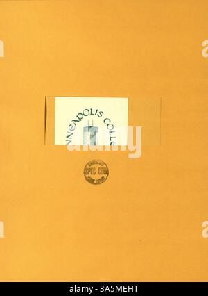 Das Roosevelt High School Yearbook 1983, „Sagamore: United We Stand“, beleuchtet die Schüler, Lehrer, Vereine, Sportarten und Veranstaltungen des akademischen Jahres 1982-1983 und dokumentiert die Schulgemeinschaft und ihre Aktivitäten. Stockfoto