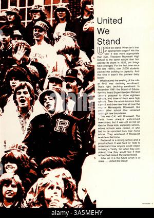 Das Roosevelt High School Yearbook 1983, „Sagamore: United We Stand“, beleuchtet die Schüler, Lehrer, Vereine, Sportarten und Veranstaltungen des akademischen Jahres 1982-1983 und dokumentiert die Schulgemeinschaft und ihre Aktivitäten. Stockfoto