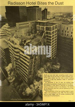 Die 1983 erschienene Ausgabe des Jahrbuchs „Sagamore: United We Stand“ der Roosevelt High School zeigt die wichtigsten Veranstaltungen, die Leistungen von Studenten und Dozenten sowie die sportlichen Höhepunkte des akademischen Jahres 1982-1983. Stockfoto