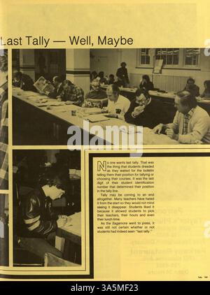 Das Jahrbuch „Sagamore: United We Stand“ von 1983 erfasst wichtige Ereignisse an der Roosevelt High School und dokumentiert die Leistungen von Studenten und Dozenten, Leichtathletik und Schulaktivitäten aus dem Jahr 1982-1983. Stockfoto