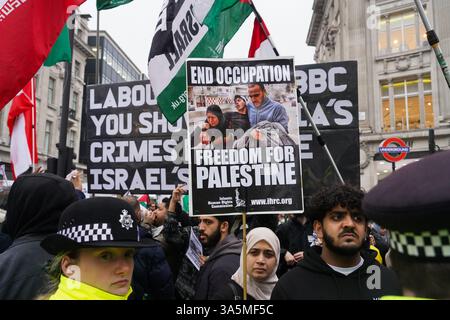 London, Vereinigtes Königreich. März 2025. Tausende pro-Palästinenser passieren eine pro-israelische Gegendemonstration, als sie am Internationalen Al-Quds-Tag vom Marble Arch zum Portland Place in der Nähe der BBC marschierten. Der internationale Al-Quds-Tag ist eine pro-palästinensische Veranstaltung am letzten Freitag des islamischen heiligen Monats Ramadan. Der Name leitet sich von dem arabischen Namen für Jerusalem ab. Quelle: Kristian Buus/Alamy Live News Stockfoto