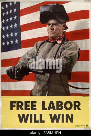 Ein Poster aus dem Jahr 1942 zeigt einen Schweißer in Schutzausrüstung, der stolz vor einer großen US-Flagge steht. Das Bild betont den Beitrag der Arbeiter während des Zweiten Weltkriegs, wobei der Schwerpunkt auf der Bedeutung der freien Arbeit für die Kriegsanstrengungen liegt. Stockfoto