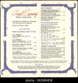 Dieses zweifach gefaltete Abendmenü aus den 1950er Jahren des Carriage House zeigt Illustrationen einer Kutsche in der Stadt bei Nacht. Auf der Speisekarte stehen Vorspeisen, Meeresfrüchte, Sandwiches, Beilagen, Desserts, auf der Rückseite finden Sie Details zu Mittag-, Buffet-, Sonntag- und Catering-Services. Stockfoto