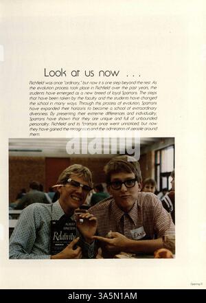 Die Ausgabe 1985 des Richfield High School Jahrbuchs, Aurean 85, fasst die Schülerschaft, die Lehrkörper, Sportmannschaften, Vereine und bedeutende Schulveranstaltungen aus dem akademischen Jahr 1984-1985 zusammen. Stockfoto