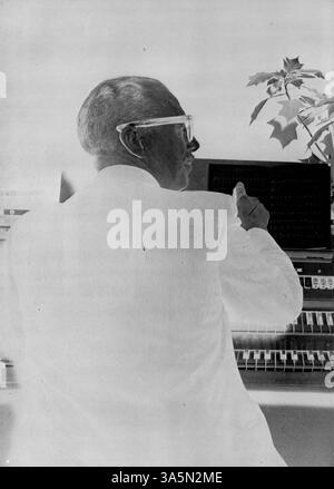 Dieses Wagistanian Jahrbuch von der Southwest High School 1963 fängt das Wesen des akademischen Jahres 1962-1963 ein und dokumentiert das Leben der Schüler, Lehrer, Vereine und sportliche Veranstaltungen. Stockfoto