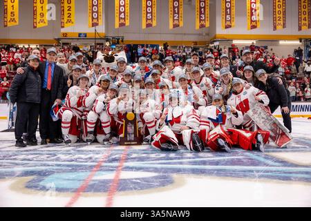 St. Paul, Minnesota, USA. März 2025. Die Nationalsieger der University of Wisconsin feiern zusammen mit der Trophäe. Die University of Wisconsin und der Ohio State standen im Women's 2025 Frozen Four Finale gegenüber. Die Teams traten am 23. März in der Ridder Arena in Minneapolis, Minnesota, an Die University of Wisconsin gewann 4-3 in Überstunden. (Kreditbild: © Michael Turner/ZUMA Press Wire) NUR REDAKTIONELLE VERWENDUNG! Nicht für kommerzielle ZWECKE! Stockfoto