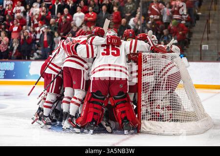 St. Paul, Minnesota, USA. März 2025. Die Spieler der University of Wisconsin treffen sich vor dem Spiel zusammen. Die University of Wisconsin und der Ohio State standen im Women's 2025 Frozen Four Finale gegenüber. Die Teams traten am 23. März in der Ridder Arena in Minneapolis, Minnesota, an Die University of Wisconsin gewann 4-3 in Überstunden. (Kreditbild: © Michael Turner/ZUMA Press Wire) NUR REDAKTIONELLE VERWENDUNG! Nicht für kommerzielle ZWECKE! Stockfoto