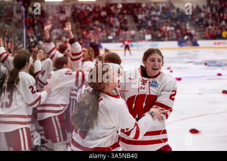 St. Paul, Minnesota, USA. März 2025. Die Spieler aus Wisconsin feiern in der Nähe des Glases, nachdem sie die nationale Meisterschaft gewonnen haben. Die University of Wisconsin und der Ohio State standen im Women's 2025 Frozen Four Finale gegenüber. Die Teams traten am 23. März in der Ridder Arena in Minneapolis, Minnesota, an Die University of Wisconsin gewann 4-3 in Überstunden. (Kreditbild: © Michael Turner/ZUMA Press Wire) NUR REDAKTIONELLE VERWENDUNG! Nicht für kommerzielle ZWECKE! Stockfoto