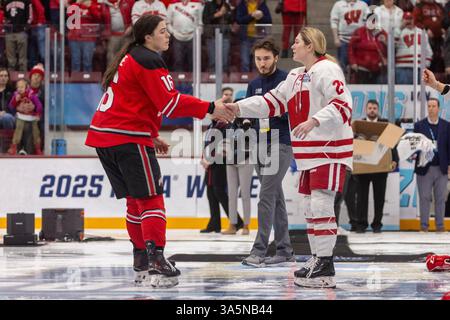 St. Paul, Minnesota, USA. März 2025. Spieler beider Teams schütteln am Ende des Spiels die Hände. Die University of Wisconsin und der Ohio State standen im Women's 2025 Frozen Four Finale gegenüber. Die Teams traten am 23. März in der Ridder Arena in Minneapolis, Minnesota, an Die University of Wisconsin gewann 4-3 in Überstunden. (Kreditbild: © Michael Turner/ZUMA Press Wire) NUR REDAKTIONELLE VERWENDUNG! Nicht für kommerzielle ZWECKE! Stockfoto