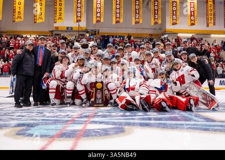 St. Paul, Minnesota, USA. März 2025. Die Spieler der Universität von Wisconsin schreien nach dem Sieg über den nationalen Titel. Die University of Wisconsin und der Ohio State standen im Women's 2025 Frozen Four Finale gegenüber. Die Teams traten am 23. März in der Ridder Arena in Minneapolis, Minnesota, an Die University of Wisconsin gewann 4-3 in Überstunden. (Kreditbild: © Michael Turner/ZUMA Press Wire) NUR REDAKTIONELLE VERWENDUNG! Nicht für kommerzielle ZWECKE! Stockfoto