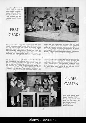 Dieses Northrop Collegiate Yearbook 1955, Tatler, dokumentiert die akademischen Leistungen, Schüleraktivitäten und Schulclubs aus dem akademischen Jahr 1954-1955 am Northrop Collegiate. Stockfoto