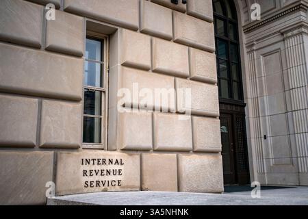 Washington, Usa. März 2025. Das Hauptquartier des Internal Revenue Service (IRS) befindet sich am Sonntag, den 23. März 2025 in Washington, DC. Das IRS nähert sich einer Vereinbarung über Einwanderung und Zolldurchsetzung (ICE), um Daten von mutmaßlichen Einwanderern ohne Papiere auszutauschen. Foto: Bonnie Cash/UPI Credit: UPI/Alamy Live News Stockfoto