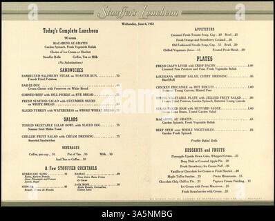Ein Stouffer's Luncheon Menü aus der Mitte des 20. Jahrhunderts ist zweifach gefaltet und mit einem Farbfoto von gelben Rosen versehen. Das Menü umfasst eine Auswahl an Sandwiches, Salaten, Hauptgerichten und Desserts, wobei Stouffers Angebot während der Mittagsstunden hervorgehoben wird. Stockfoto