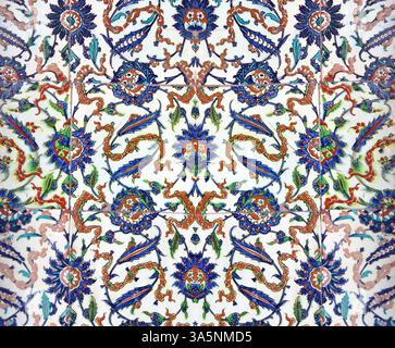 ISTANBUL, TÜRKEI - 18. MAI 2014 - aufwendige Iznik Mosaikfliesen des Harem im Topkapi Palast in Istanbul, Türkei Stockfoto
