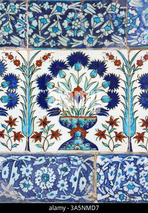 ISTANBUL - 18. MAI 2014 - Iznik Lapis Fliesen mit Tulpenmuster an einer Wand Innenhof des Favoriten Harem des Topkapi Palastes in Istanbul, Türkei Stockfoto