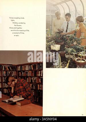 Das Wayzata High School Yearbook 1968, „Wayako“, bietet eine umfassende Aufzeichnung des Schülerlebens, der Lehrkräfte, der Leichtathletik und der Vereine aus dem Schuljahr 1967-1968, obwohl die Seiten 139 und 140 fehlen. Stockfoto