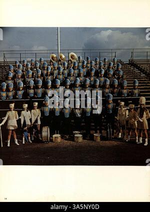 Das Wayzata High School Jahrbuch 1968, „Wayako“, dokumentiert die Erfahrungen der High School, einschließlich Schüler, Lehrer, Vereine und Sport, aus dem akademischen Jahr 1967-1968. Im Buch fehlen die Seiten 139 und 140. Stockfoto
