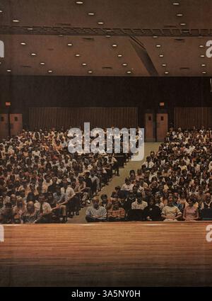 Das Wayzata High School Jahrbuch 1968, „Wayako“, erfasst die Schüler, Lehrkräfte, Vereine und Aktivitäten aus dem akademischen Jahr 1967-1968, wobei die Seiten 139 und 140 fehlen. Stockfoto