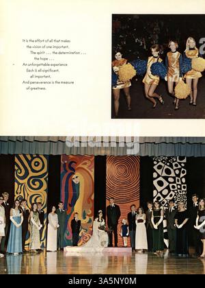 Diese Ausgabe 1968 des Wayzata High School Jahrbuchs „Wayako“ zeigt Studenten, Dozenten, Leichtathletik, Clubs, und wichtige Schulveranstaltungen mit fehlenden Seiten 139 und 140. Stockfoto