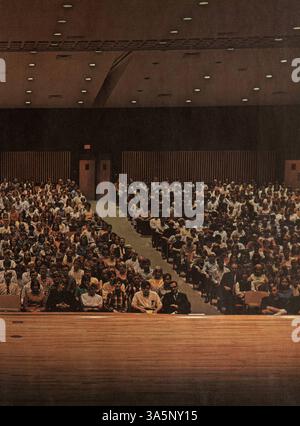 Das Wayzata High School Yearbook 1968, „Wayako“, zeigt die Schüler, Lehrer, Sportmannschaften, Vereine und bemerkenswerte Ereignisse des Schuljahres 1967-1968, wobei die Seiten 139 und 140 fehlen. Stockfoto