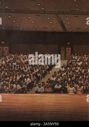Dieses Wayzata High School Jahrbuch 1968 („Wayako“) enthält Aufzeichnungen aus dem Schuljahr 1967-1968 für Schüler, Lehrer, Sportlehrer, Vereins und Veranstaltungen. Seiten 139 und 140 fehlen. Stockfoto